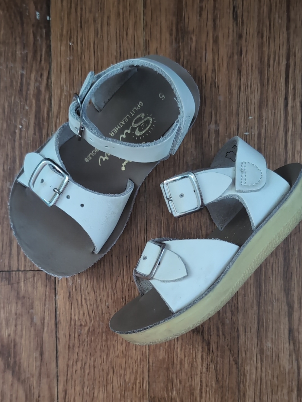 White Sun-San Surfer Salt Water Sandals, Size 5